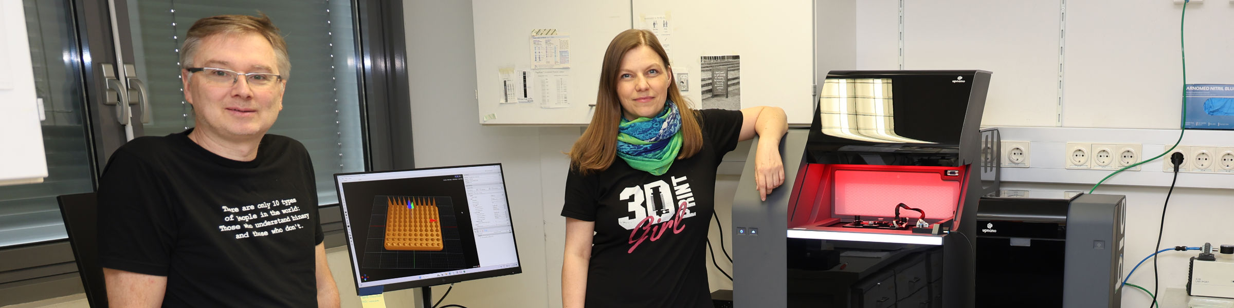 Michael Außerlechner und Judith Hagenbuchner stehen im 3D Bioprionting Labor